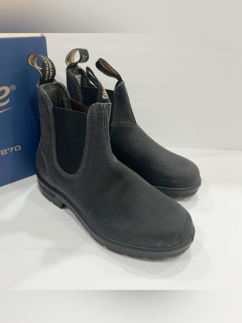 Blundstone 1910 Women’s Suede Chelsea Ankle Boots